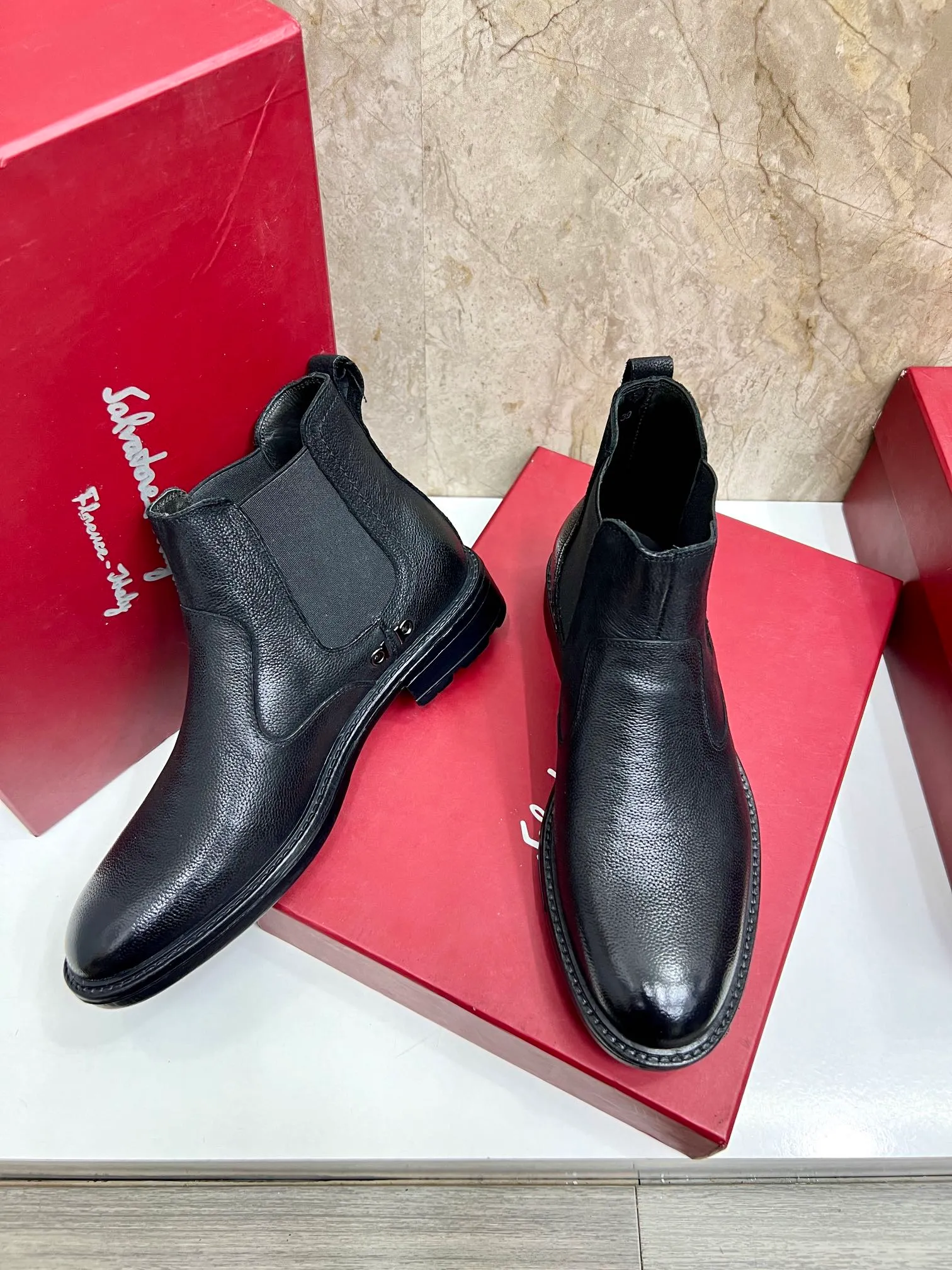Original order quality: Men's shoes 💰700 Brand: Ferragamo (Ferragamo) One size larger: Men's size 38-44 (45 customized) Grade: Same style as the official website High-end men's shoes Material: Original cowhide, cowhide lining, original outsole Style category: Chelsea men's boots Fashion trend Color: Actual picture
